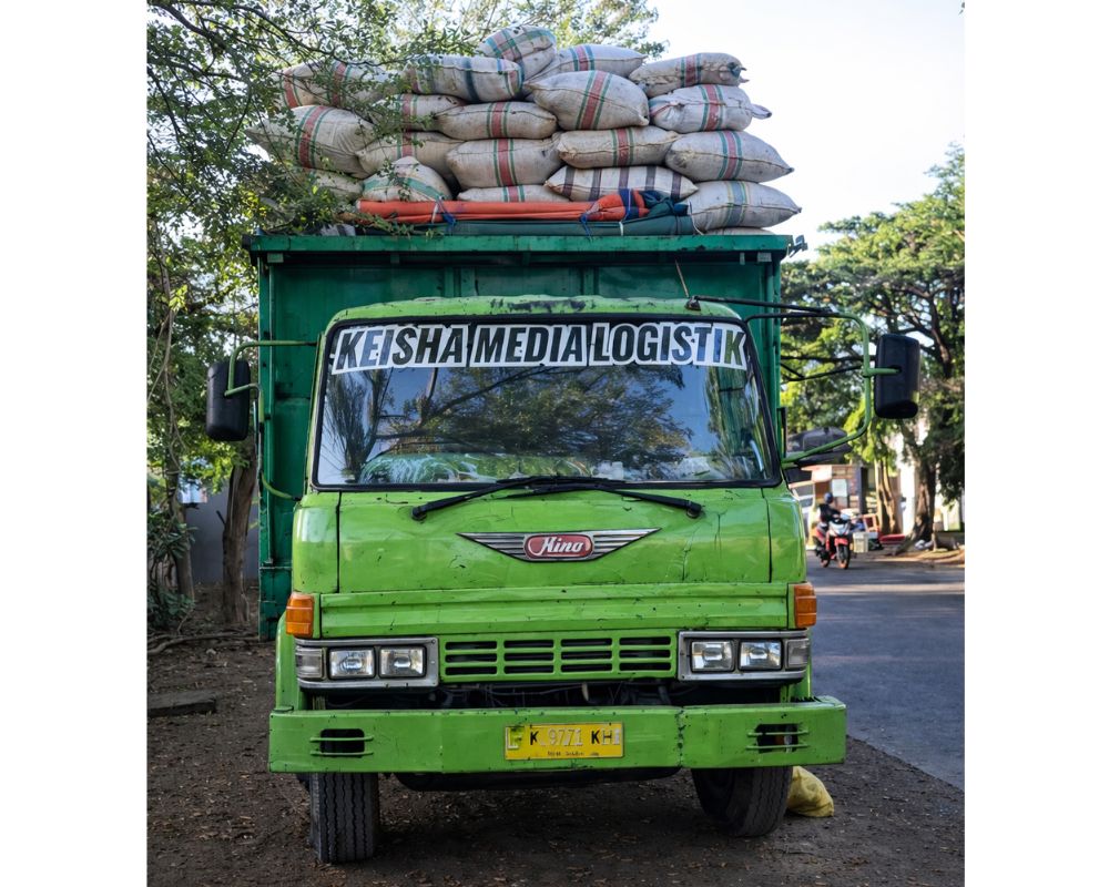 Pengiriman bahan baku ke pabrik tepung ikan steam di banyuwangi
