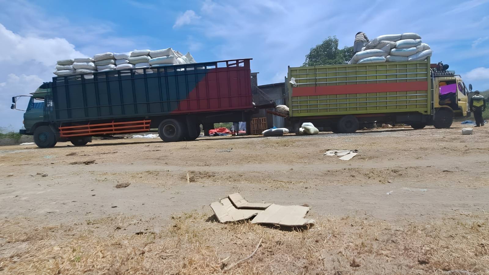 Proses Loading Unloading di Gudang Produksi